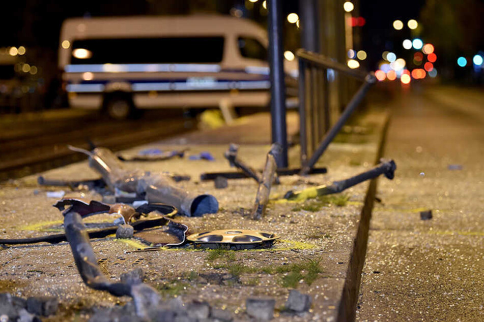 Glassplitter und Trümmer liegen an einer Unfallstelle.
