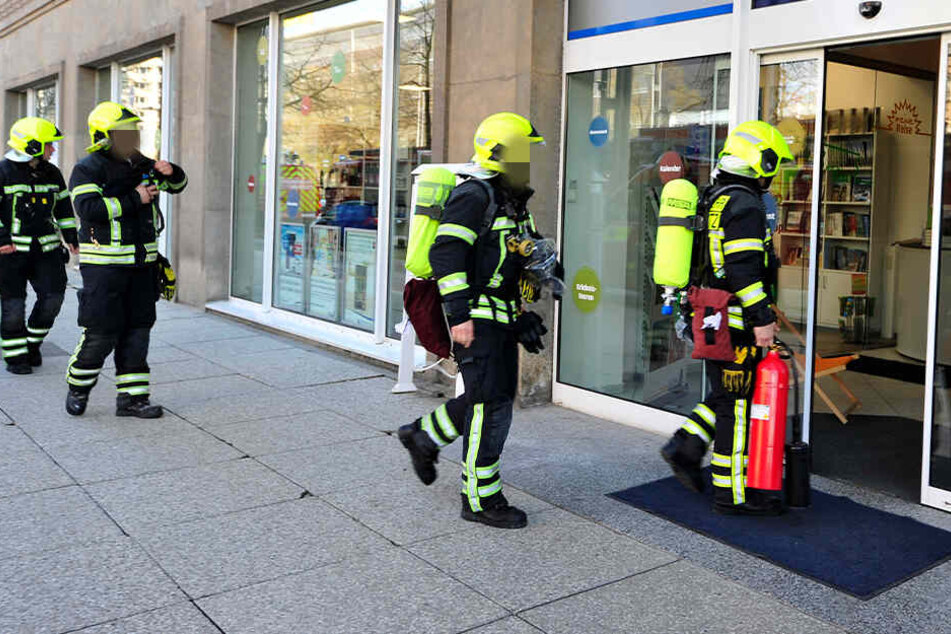 Die Feuerwehr ging in voller Ausrüstung in das Gebäude.
