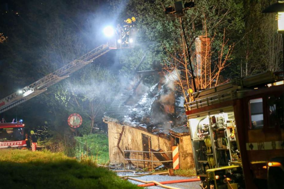 Mit einer Drehleiter und mehreren Angriffstrupps konnten die Kameraden den Brand löschen.