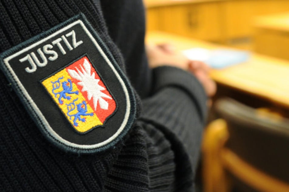 Ein Justizbeamter steht im Gerichtssaal. (Symbolbild)