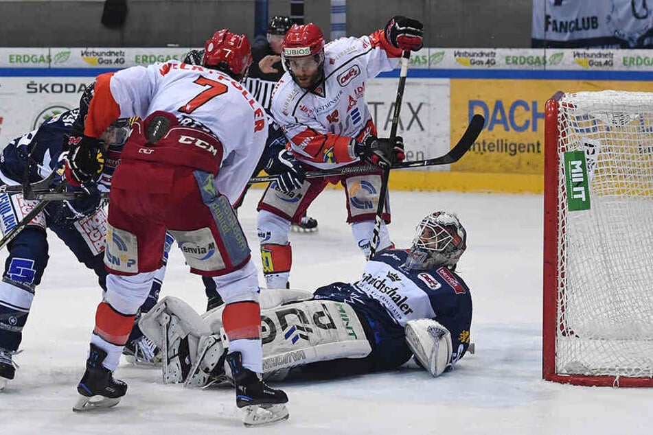 Eislöwen-Goalie Kevin Nastiuk (am Boden) zeigte gegen die Eispiraten Crimmitschau eine starke Leistung, kann auch in dieser Szene klären.