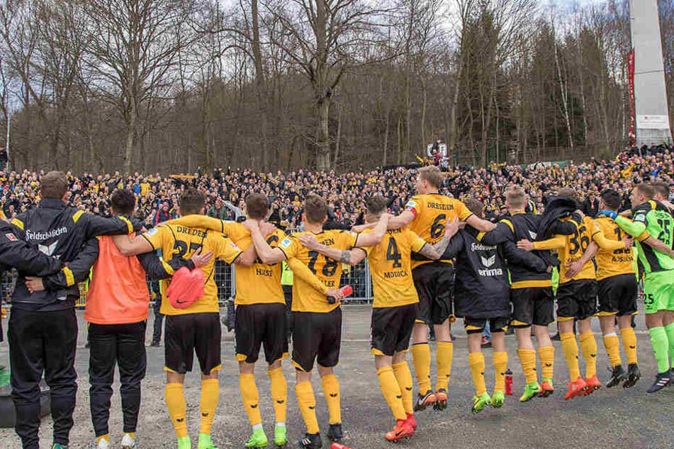 Im Vorjahr verlor Dynamo zu Hause gegen Aue glatt mit 0:3, das Rückspiel entscheiden die Dresdner im Erzgebirge dann mit 4:1 für sich und feierten entsprechend.