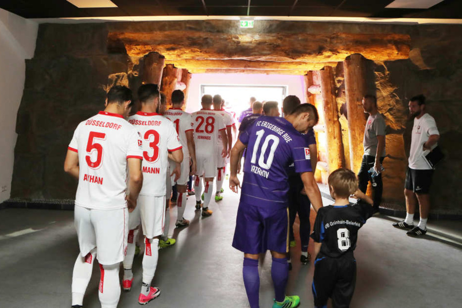Durch den neugestalteten Spielertunnel betraten die Mannschaften das Spielfeld.