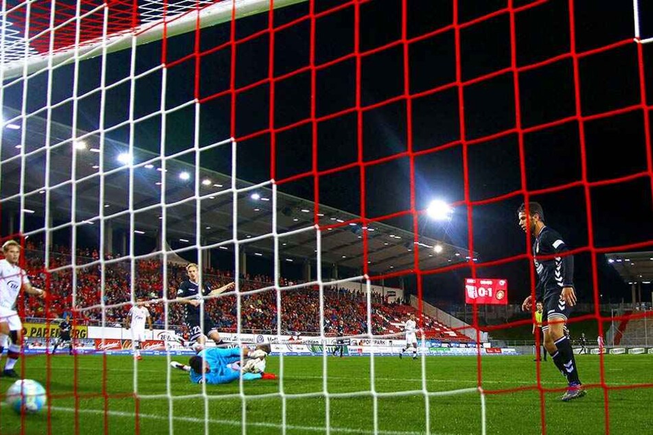 Nico Gutjahr (M.) überwindet FSV-Schlussmann Johannes Brinkies in der
Nachspielzeit, die Niederlage der schwachen Zwickauer ist endgültig besiegelt.