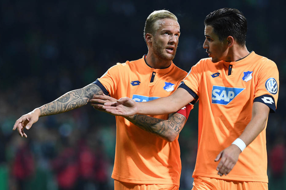 Hoffenheims Kevin Vogt (l) und Benjamin Hübner gehen in die Halbzeit.