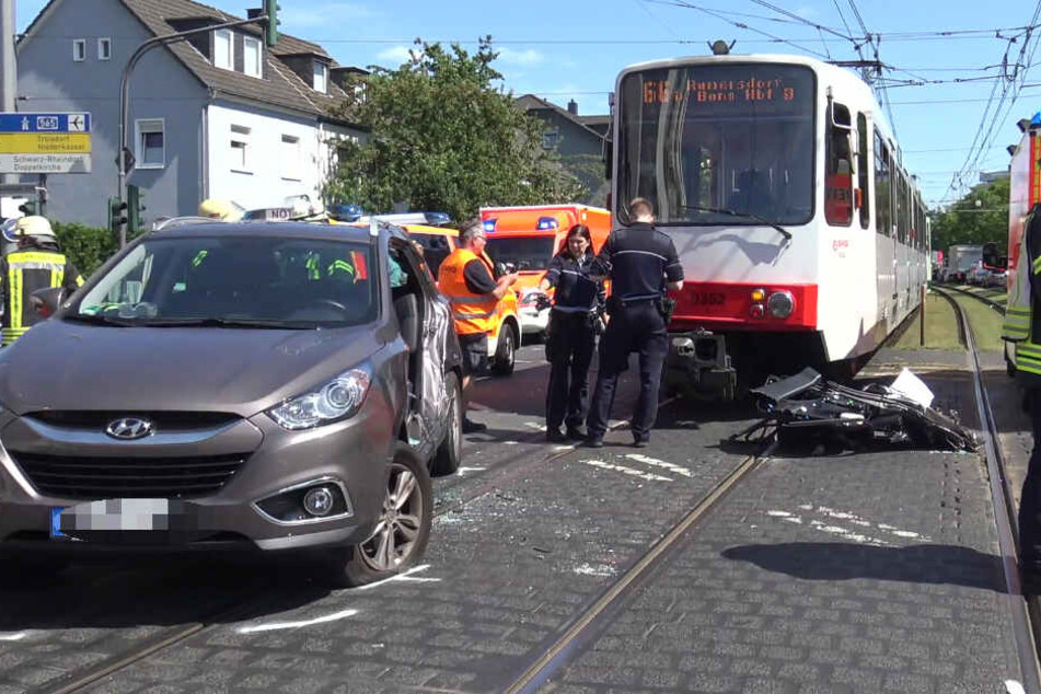 Das Auto war mit der Straßenbahn kollidiert.