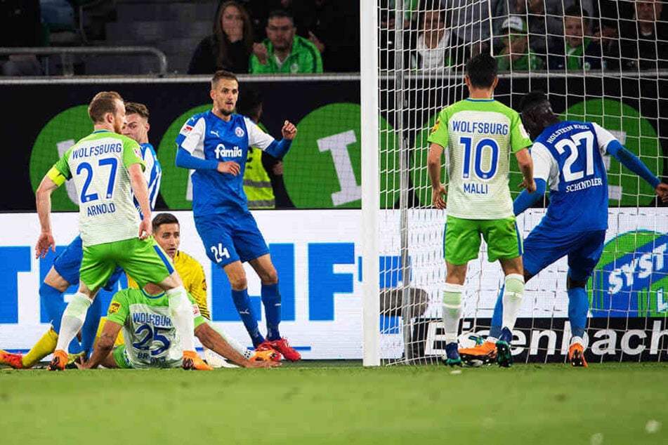 Der Kieler Ausgleich: Dominik Drexler (Dritter von rechts) bereitet klasse vor, Kingsley Schindler (r.) trifft zum zwischenzeitlichen 1:1.