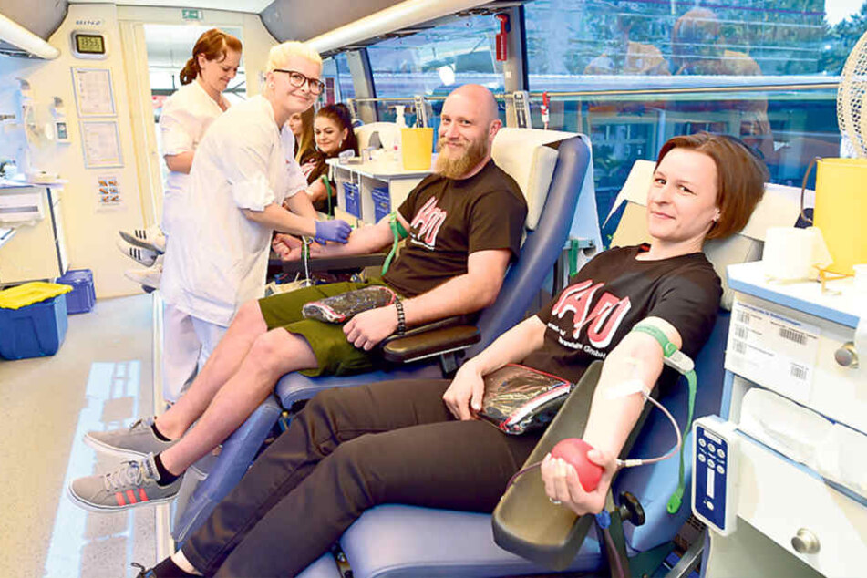 Schwester Isabel Magerl (21, l.) zapfte bei Patrick Otto (32) und Katja
Gleditzsche (36, r.) Blut ab.