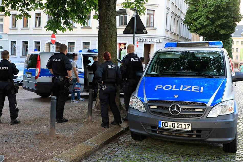 Am Theodor-Körner-Platz kontrollierten die Beamten mehrere junge Menschen.