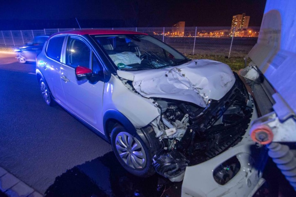 Die Frau kracht mit ihrem Citroen ungebremst auf den geparkten Lkw.
