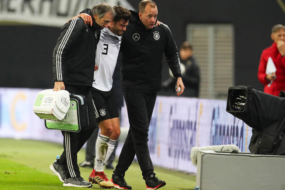 Musste nach einem harten Foul humpelnd ausgewechselt werden: Jonas Hector (M.).