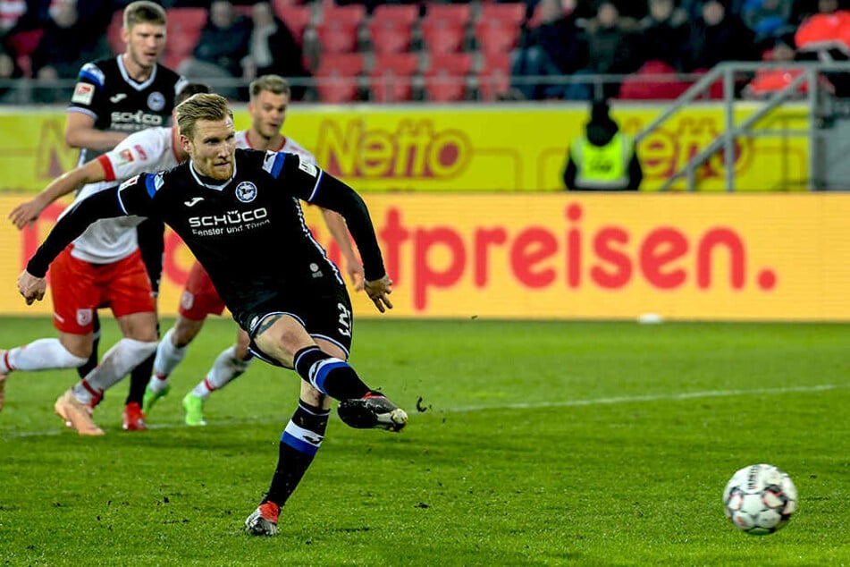 Andreas Voglsammer verwandelt den Elfmeter zum 2:0 aus Bielefelder Sicht sicher.