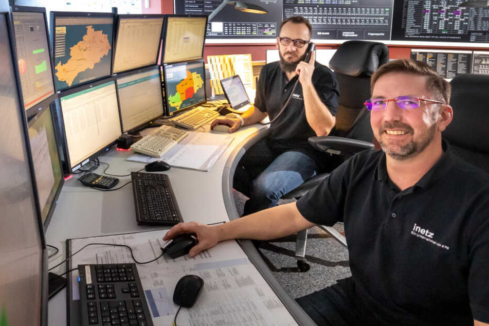 Adleraugen für das Energienetz: Die Dispatcher Sven Weinhold (53) und Rolf Flade (53, r.) sind Feiertags-Arbeit gewöhnt.