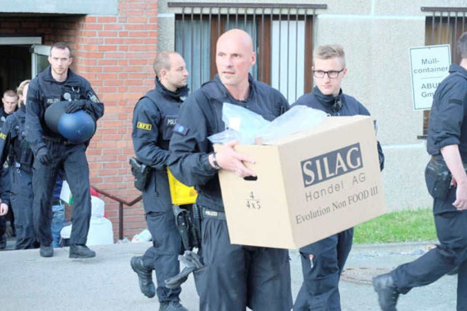 Bei einer Razzia im letzten Jahr sichern Bundespolizisten Beute einer georgischen Bande.