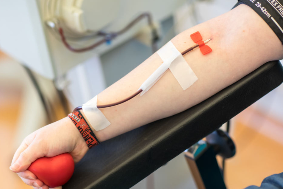 Eine Blutspende geht in der Regel schnell und ist völlig unbedenklich. Dennoch spenden zu wenig Menschen, was zu Engpässen führt.