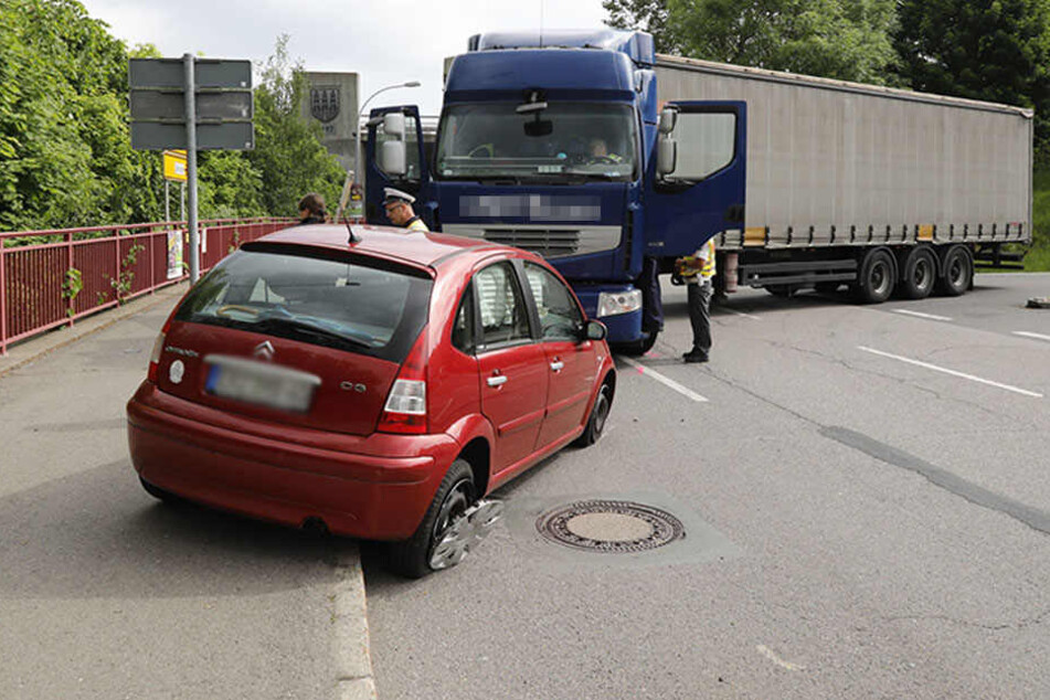 Der Laster krachte beim Abbiegen in den Citroen.