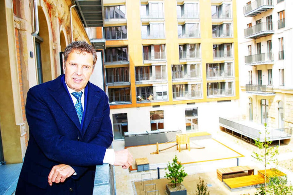 Leitet die CG-Niederlassung in Dresden: Bert Wilde (55) auf einem Balkon im Altbauflügel mit Blick auf den Innenhof.