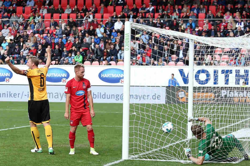 Zuletzt gewann Dynamo beim 1. FC Heidenheim mit 2:0. Hier jubelte Kapitän Marco Hartmann (l.) über das Führungstor von Niklas Kreuzer.