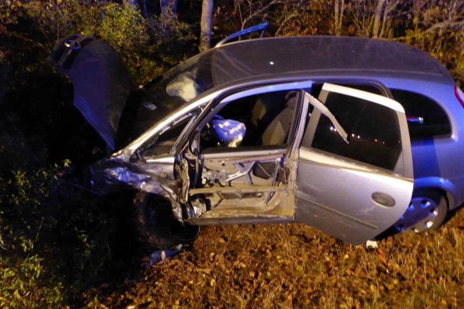 Das entgegenkommende Auto landete im Straßengraben.