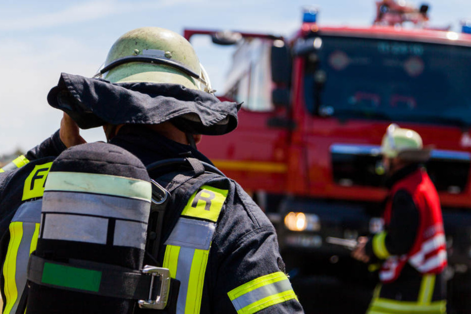 Bei den Löscharbeiten wurden zwei Feuerwehrleute verletzt. (Symbolbild)