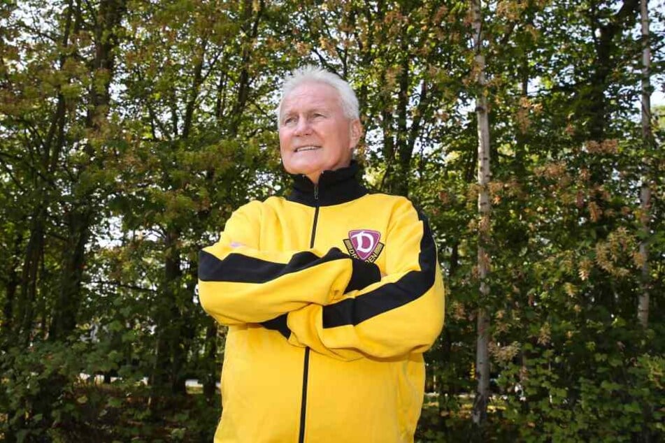 Das Dynamo-Outfit steht Reinhard Häfner immer noch gut. Das ehemalige
Mittelfeld-Ass verfolgt das Geschehen bei seinem Verein aufmerksam.