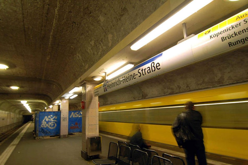 Am U-Bahnhof Heinrich-Heine-Strafe griff ein Jugendliche einen 26-Jährigen an. (Symbolbild)