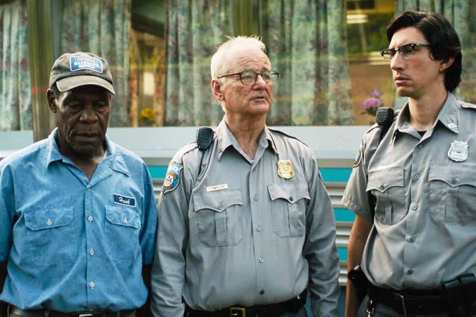 Hank Thompson (l., Danny Glover), Cliff Robertson (M., Bill Murray) und Ronald Peterson (Adam Driver) brauchen einige Augenblicke, um den Anblick im Diner zu verdauen.