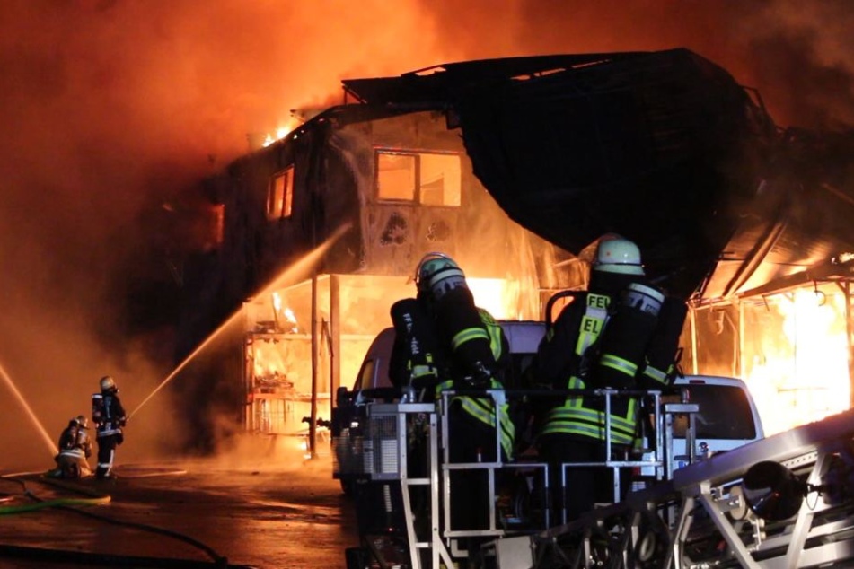 Rund 200 Feuerwehrleute kämpften gegen die Flammen.