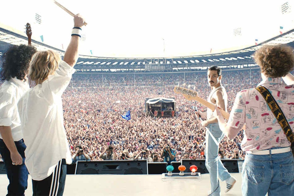 Die Rockband Queen tritt vor ca. 75.000 Zuschauern im Wembley Stadion auf.