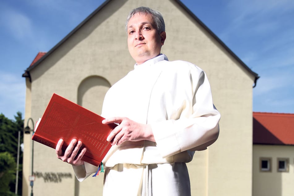 Priester Thomas Wiesner (46) vor seiner Heimatkirche „St. Pius X“ in
Wilsdruff.