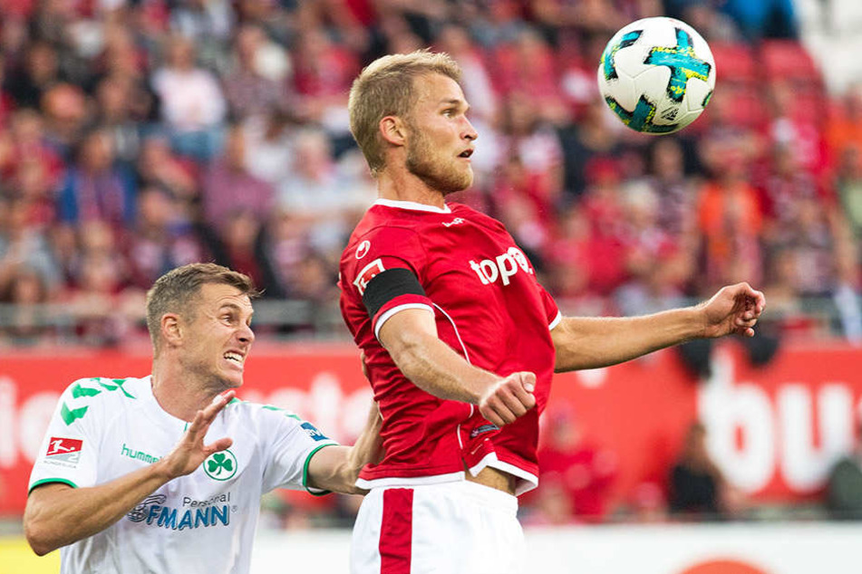 Weiß seinen Körper geschickt einzusetzen: Sebastian Andersson (r.) im Duell mit Fürths Richard Magyar (l.).