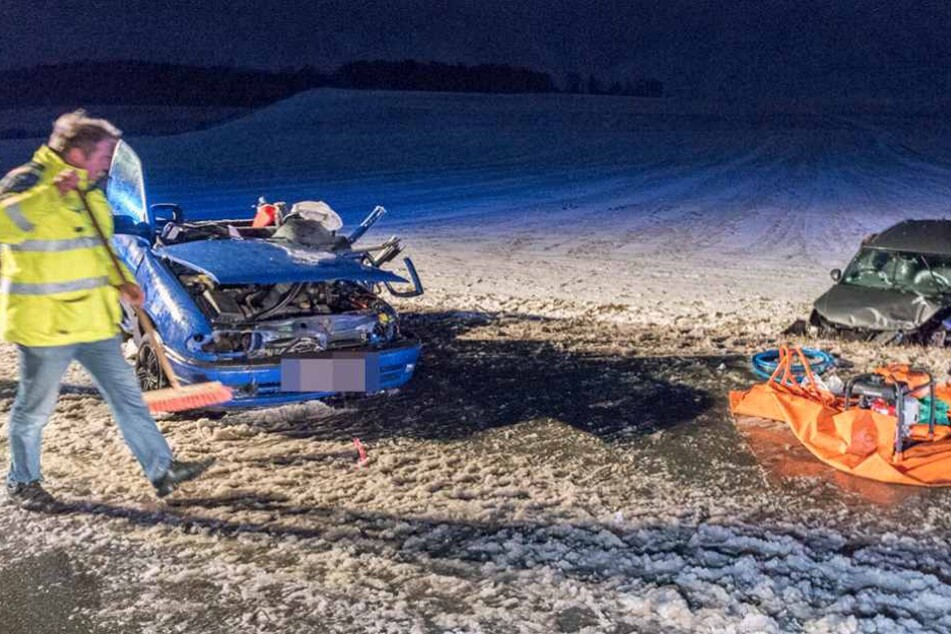 Die Autos wurden von der Straße auf das angrenzende Feld geschleudert.