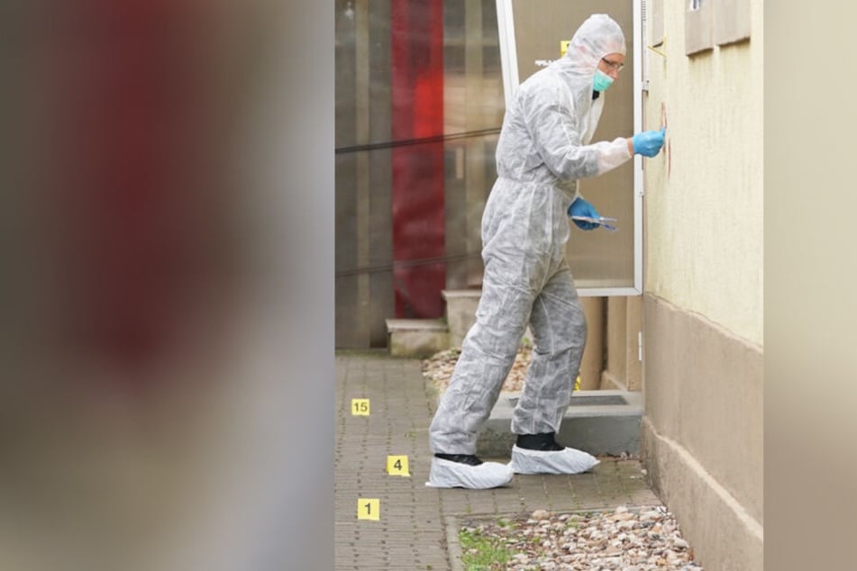 Die Spurensicherung bei der Arbeit. Sogar an der Hauswand des benachbarten Gebäudes fanden sich Blutspuren.