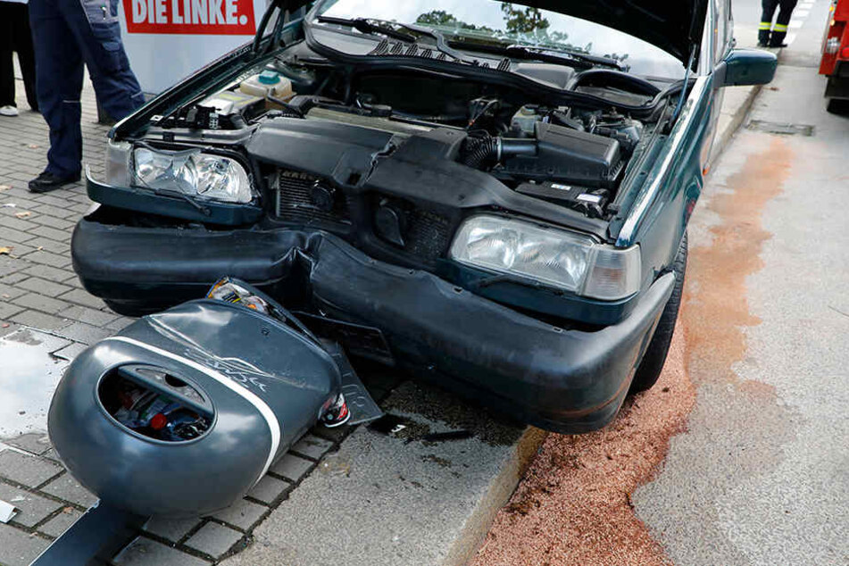 Das Auto wurde von einem Papierkorb gestoppt.