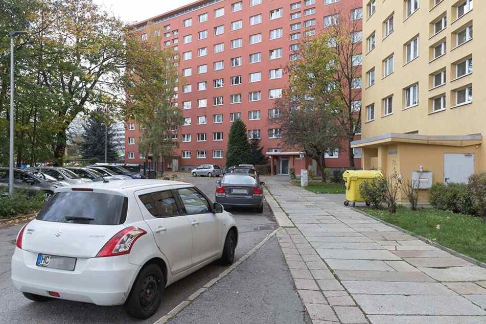 Streit um Anwohner-Parkplätze hinter der Mühlenstraße. Anwohner beklagen, dass die Stadt Erlaubniskarten auch an Nichtbewohner vergebe.