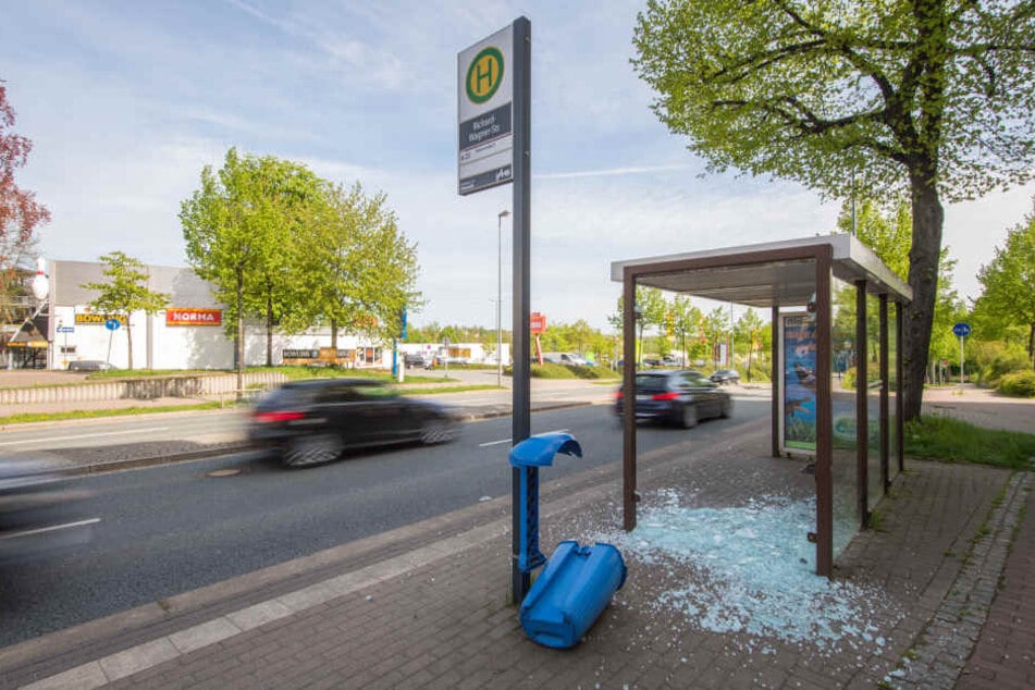 Auch an einer Haltestelle in der Neefestraße wurden die Scheiben zerstört.