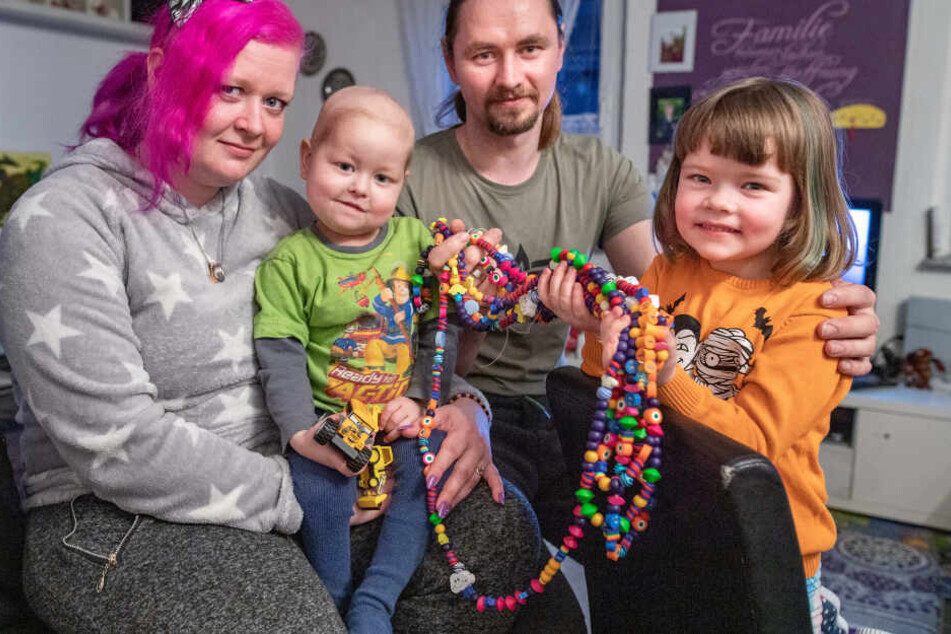 Machen schwere Zeiten durch: Susan Bothmann (32) mit Sohn Elijah (3), Ehemann Enrico (33) und Tochter Samantha (5).