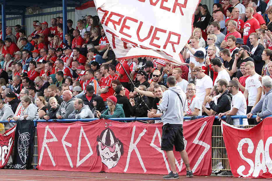 Auch beim Sachsenpokal-Spiel in Reichenbachwar derFSV-Anhang zahlreich vertreten.
