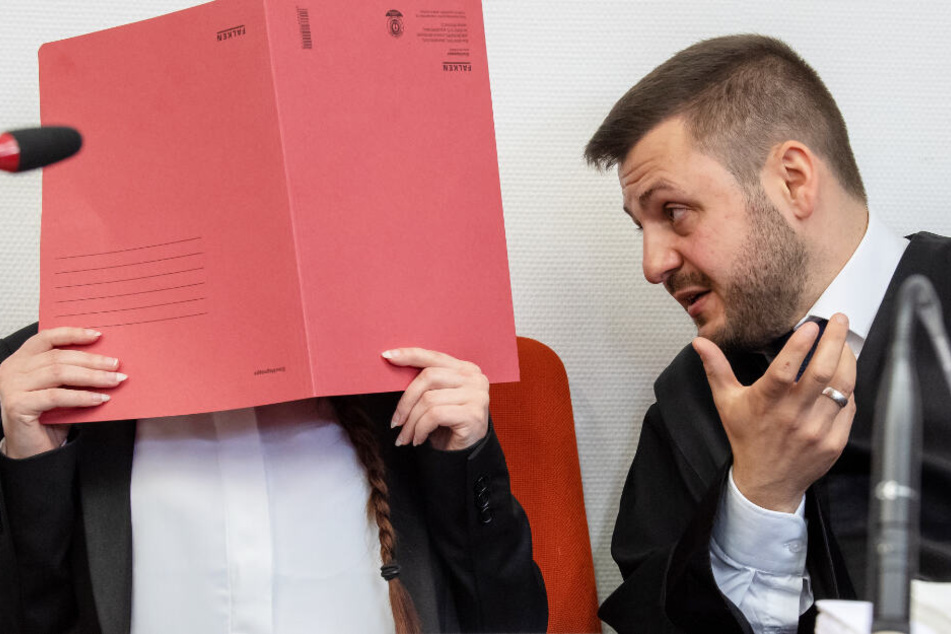 Die Angeklagte wollte ihr Gesicht im Rahmen des Prozesses nicht zeigen. (Archivbild)