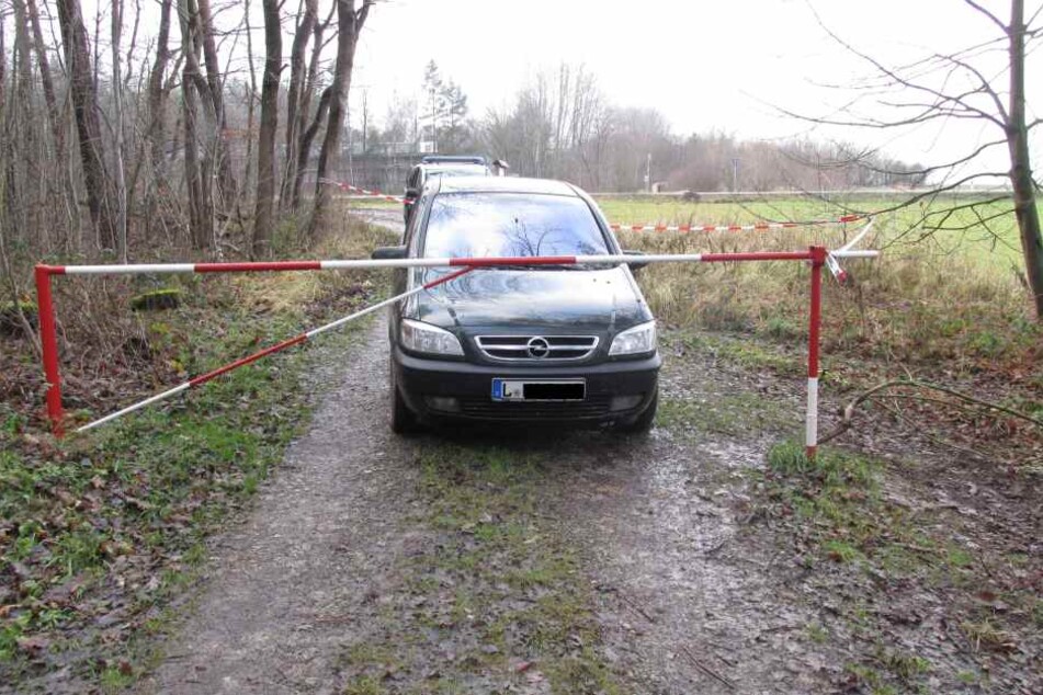 Ab diesem Waldstück nahe der A9 ging es für die Verdächtigen zu Fuß weiter.