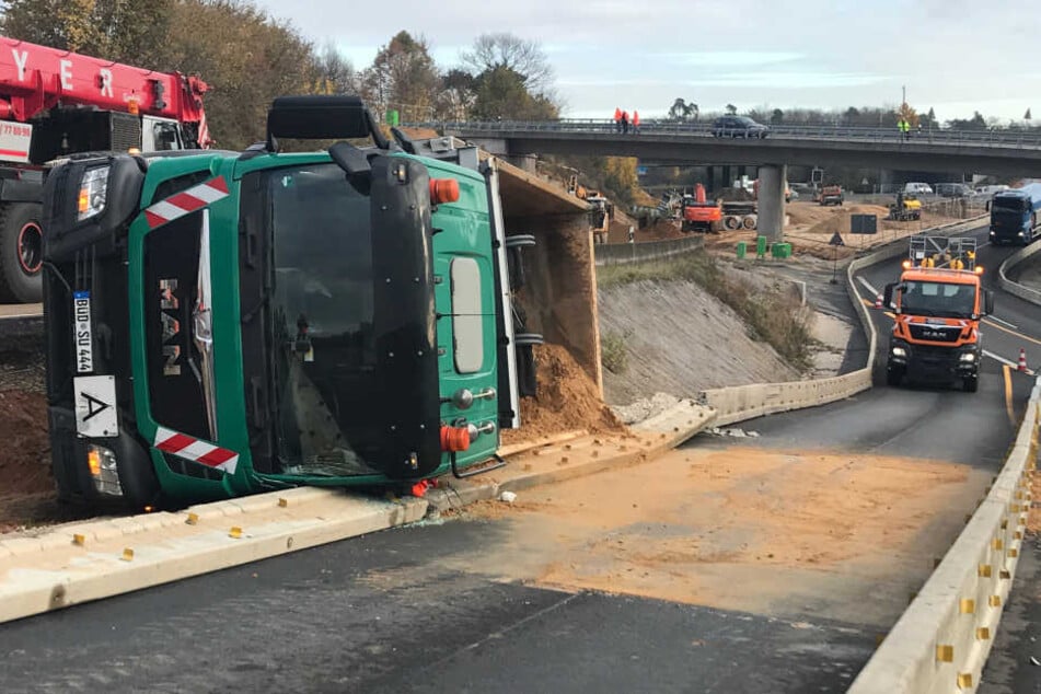Der Laster kippte beim Rückwärtsfahren um, der Fahrer verletzt sich leicht.