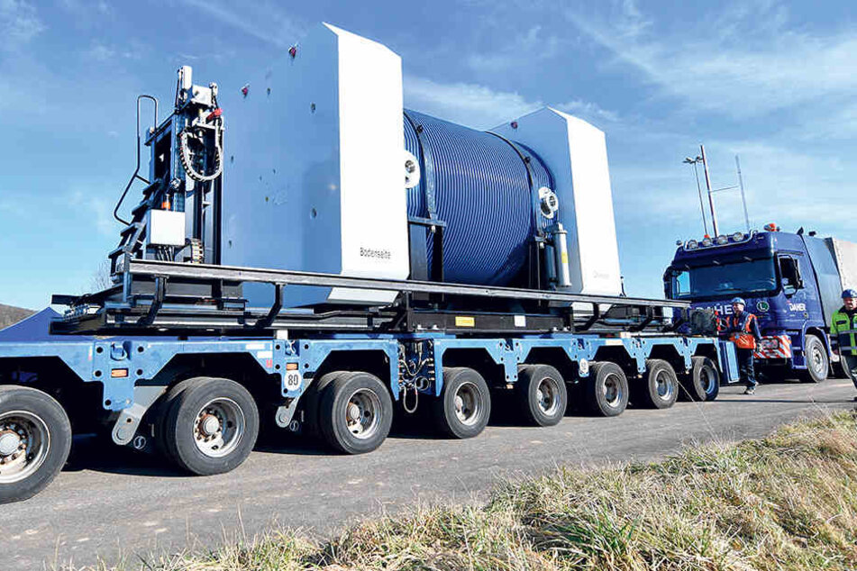 Ein Castortransport. Auch wenn alle Atomkraftwerke abgeschaltet sind, wird
noch Atommüll anfallen: Zum Beispiel
aus medizinischen Einrichtungen oder aus Forschungslaboren.