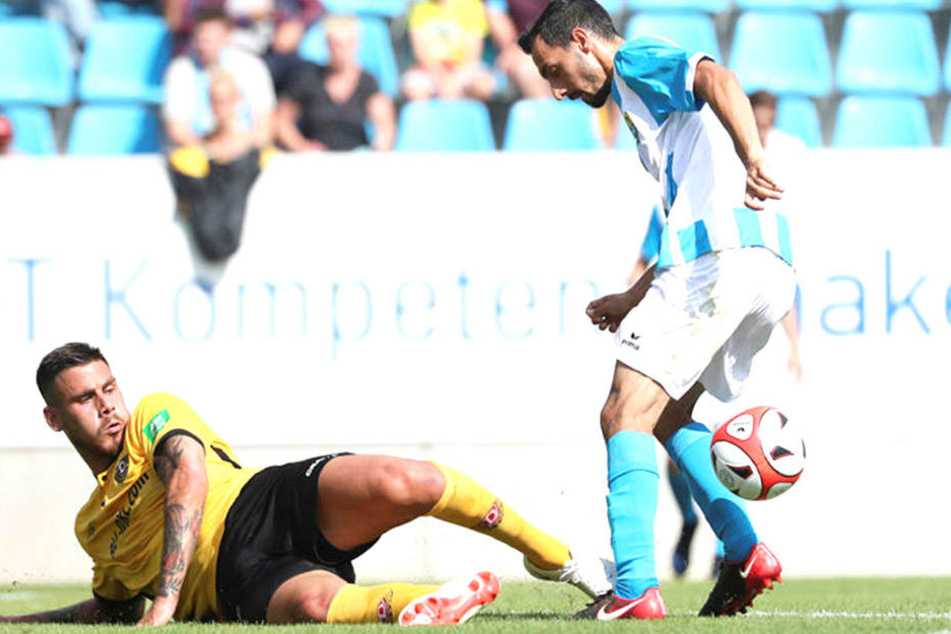 Beim 1:0-Sieg im Testspiel gegen den Chemnitzer FC gab es an Dynamos Dario Dumic (u.) kein vorbeikommen. Das bekam auch CFC-Angreifer Rafael Garcia zu spüren.