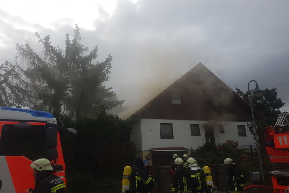 Starker Qualm trat aus dem Einfamilienhaus aus.