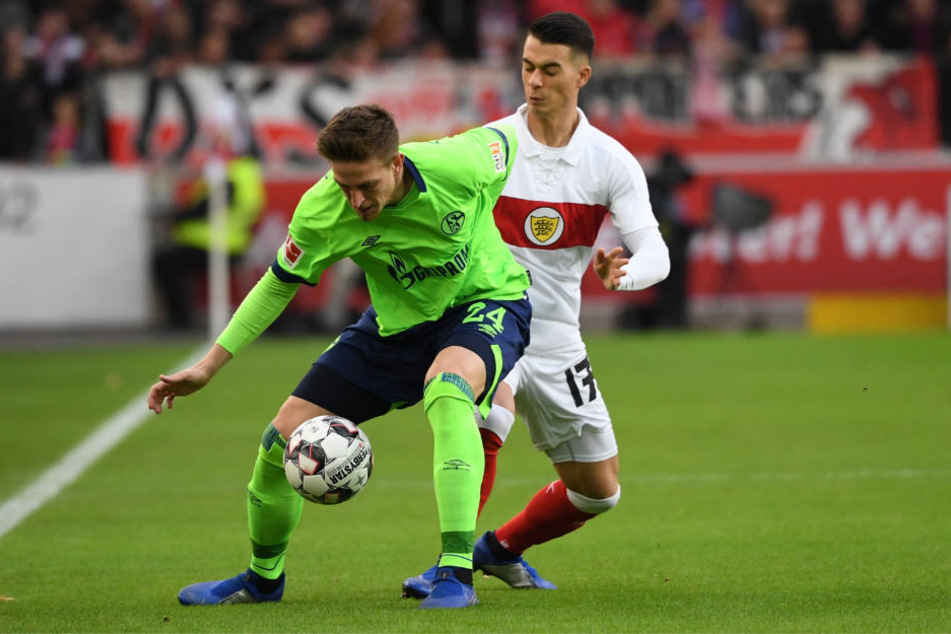 Schalkes Bastian Oczipka (links im Bild) im Zweikampf mit Stuttgarts Erik Thommy.