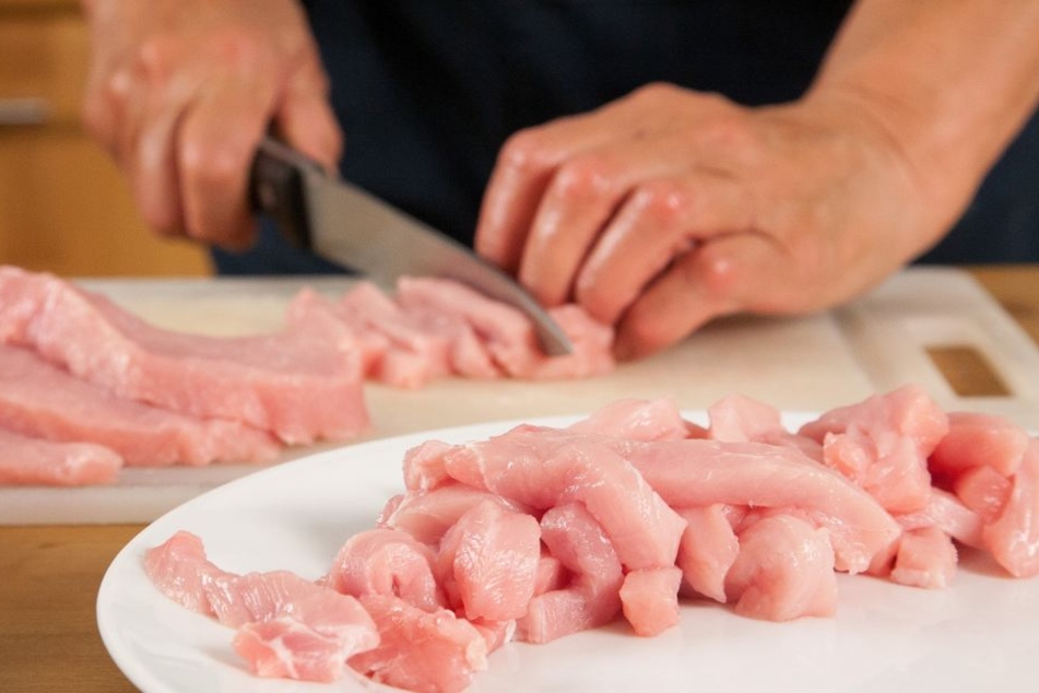 Auf Schneidebrettern, auf denen Geflügelfleisch geschnitten wurde, sollten keine anderen Lebensmittel verarbeitet werden. (Symbolbild)