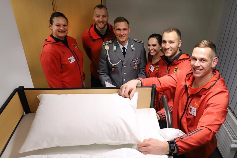 Bettenbau bei der Bundeswehr-Sportfördergruppe: (v.l.) Kugelstoßerin Christina Schwanitz, Eisschnelläufer Nico Ihle, Vize-Sportgruppenleiter Rico Wagner, Turnerin Sophie Scheder, Eisschnelläufer Denny Ihle und Bobfahrer Candy Bauer.