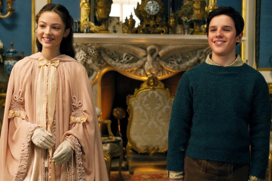 Lady Rose (Carmel Laniado) und Tommy Stubbins (Harry Collett) platzen gleichzeitig in Dr. Dolittles zurückgezogenes Leben.