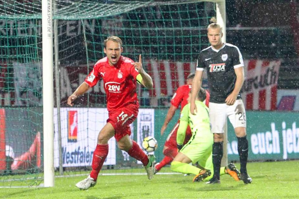 Jubel bei Toni Wachsmuth. Er schoss das Tor zum 2:0.