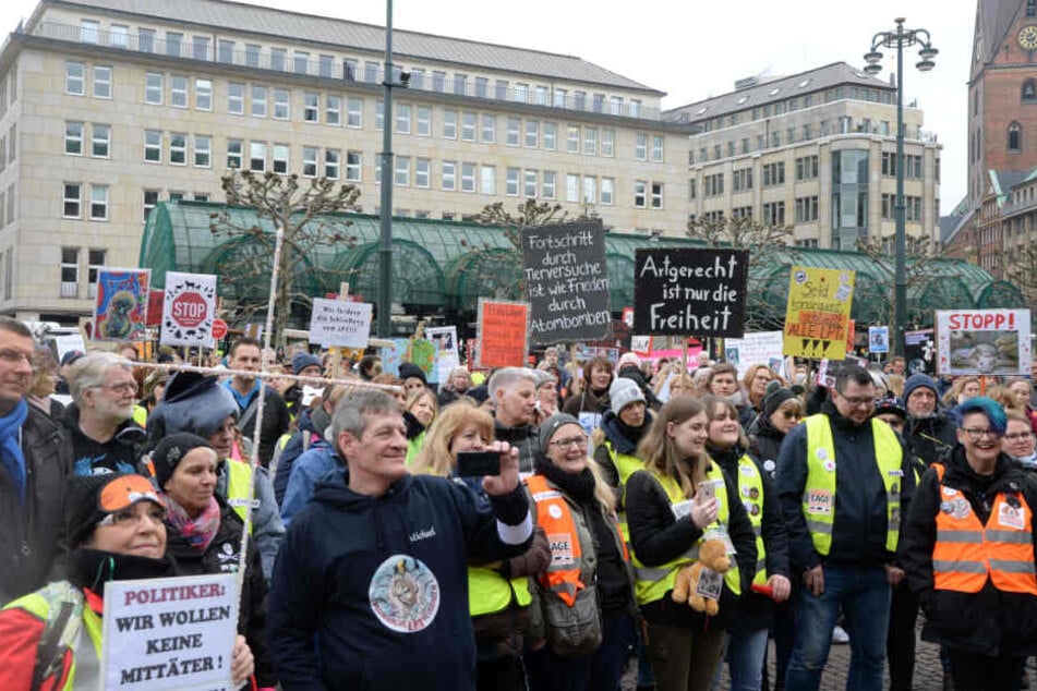 Zur Demonstration vorm Hamburger Rathaus kamen rund 1500 Menschen.